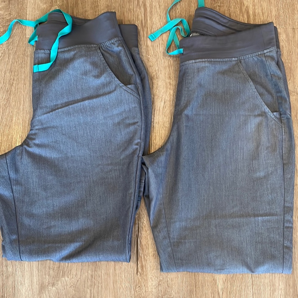 FIGS high waisted Zamora Jogger graphite scrub pant.